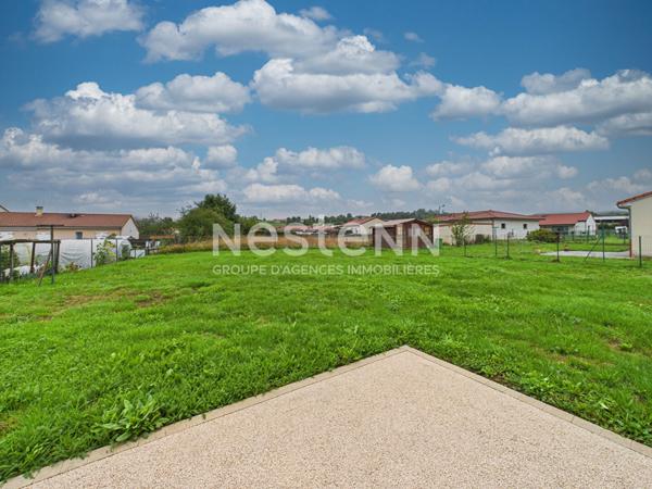 Maison de plain-pied à vendre à Jussac - 4 pièces, 3 chambres, jardin et garage.