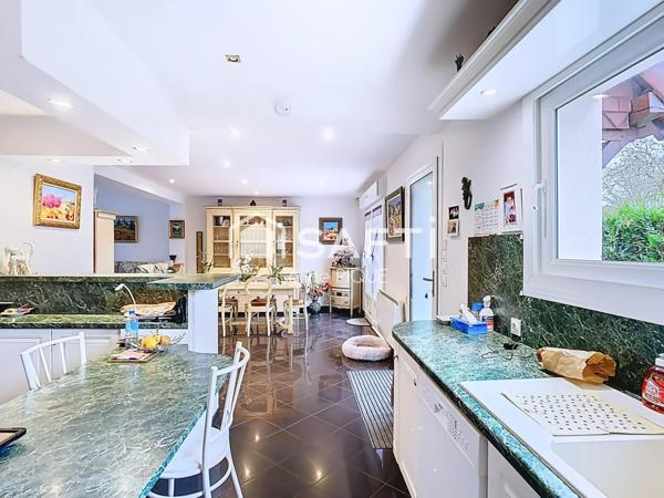 Maison 3 chambres et 3 salles de bain, dépendance accolée et garage.