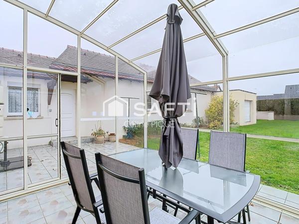 Maison 3 chambres et 3 salles de bain, dépendance accolée et garage.