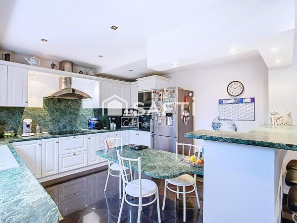 Maison 3 chambres et 3 salles de bain, dépendance accolée et garage.