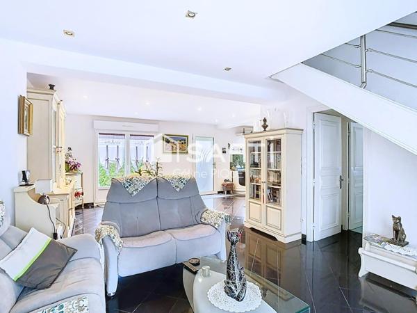 Maison 3 chambres et 3 salles de bain, dépendance accolée et garage.