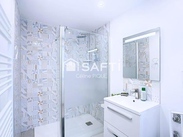 Maison 3 chambres et 3 salles de bain, dépendance accolée et garage.