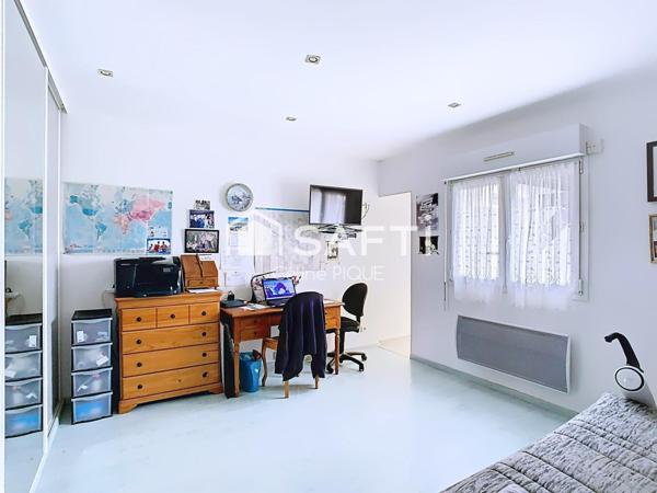 Maison 3 chambres et 3 salles de bain, dépendance accolée et garage.