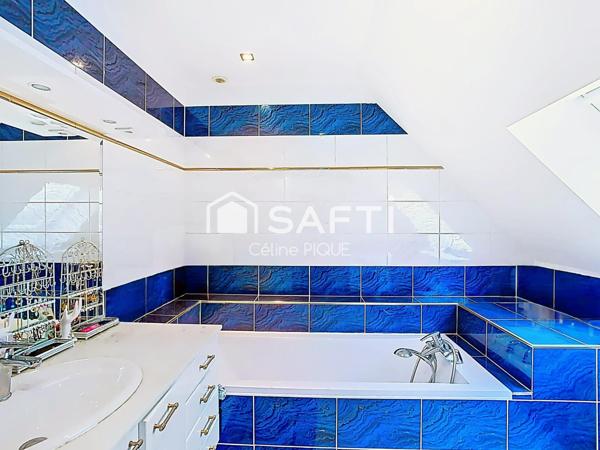 Maison 3 chambres et 3 salles de bain, dépendance accolée et garage.