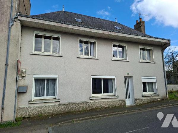 Argentonnay, Moutiers- sous- Argenton, maison de bourg avec garage et terrain.
Composée d'une ...
