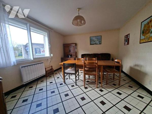 Argentonnay, Moutiers- sous- Argenton, maison de bourg avec garage et terrain.
Composée d'une ...