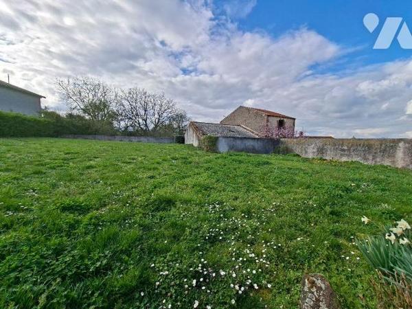 Argentonnay, Moutiers- sous- Argenton, maison de bourg avec garage et terrain.
Composée d'une ...
