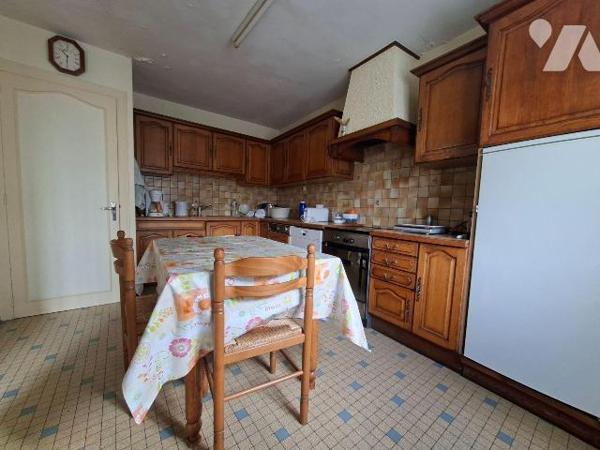 Argentonnay, Moutiers- sous- Argenton, maison de bourg avec garage et terrain.
Composée d'une ...