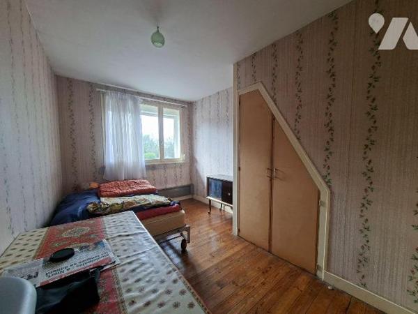 Argentonnay, Moutiers- sous- Argenton, maison de bourg avec garage et terrain.
Composée d'une ...