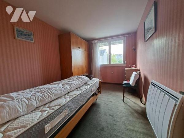 Argentonnay, Moutiers- sous- Argenton, maison de bourg avec garage et terrain.
Composée d'une ...