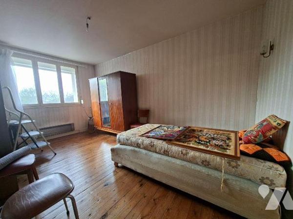 Argentonnay, Moutiers- sous- Argenton, maison de bourg avec garage et terrain.
Composée d'une ...