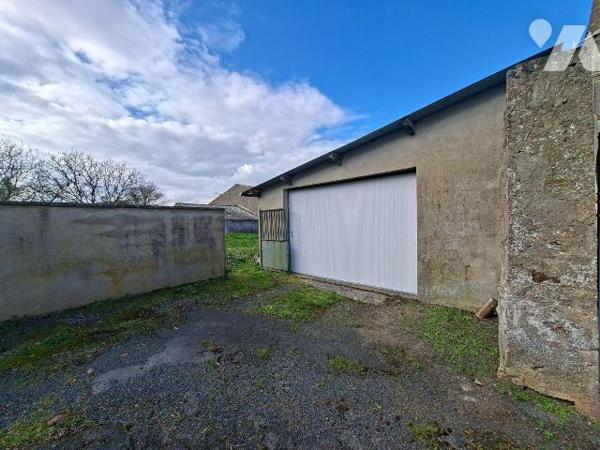 Argentonnay, Moutiers- sous- Argenton, maison de bourg avec garage et terrain.
Composée d'une ...
