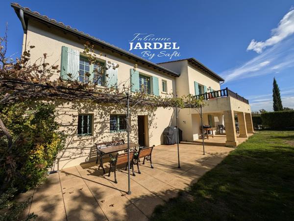 Vue dégagée pour demeure spacieuse avec piscine