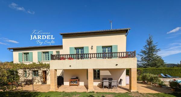 Vue dégagée pour demeure spacieuse avec piscine