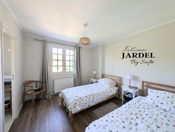 Vue dégagée pour demeure spacieuse avec piscine