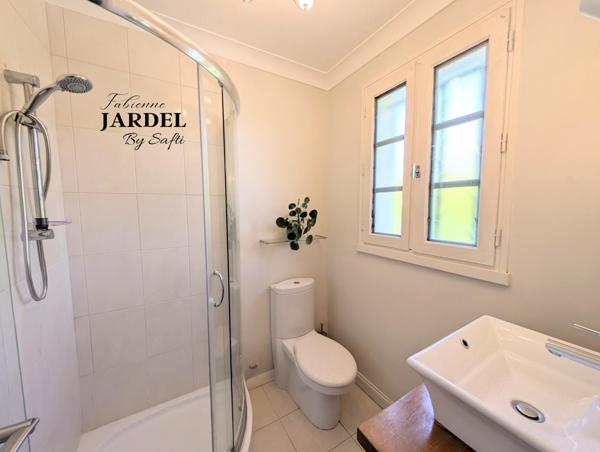 Vue dégagée pour demeure spacieuse avec piscine