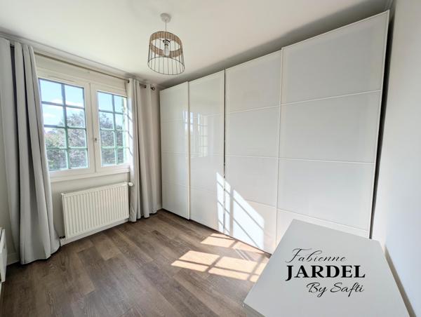 Vue dégagée pour demeure spacieuse avec piscine