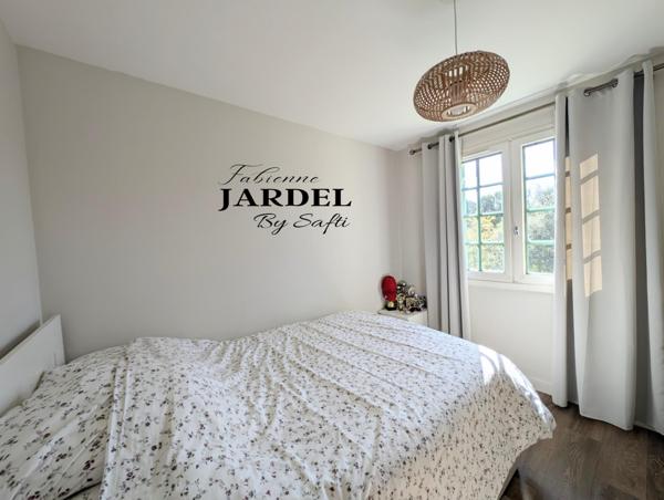 Vue dégagée pour demeure spacieuse avec piscine