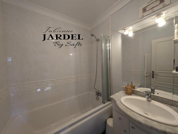 Vue dégagée pour demeure spacieuse avec piscine