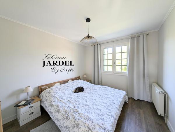 Vue dégagée pour demeure spacieuse avec piscine