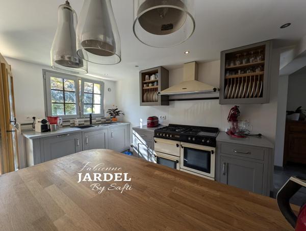 Vue dégagée pour demeure spacieuse avec piscine