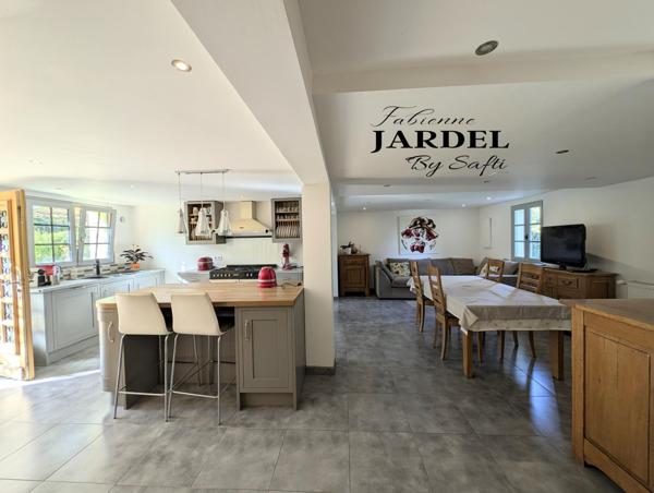 Vue dégagée pour demeure spacieuse avec piscine