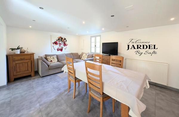 Vue dégagée pour demeure spacieuse avec piscine