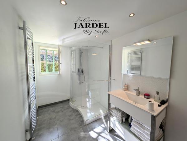 Vue dégagée pour demeure spacieuse avec piscine