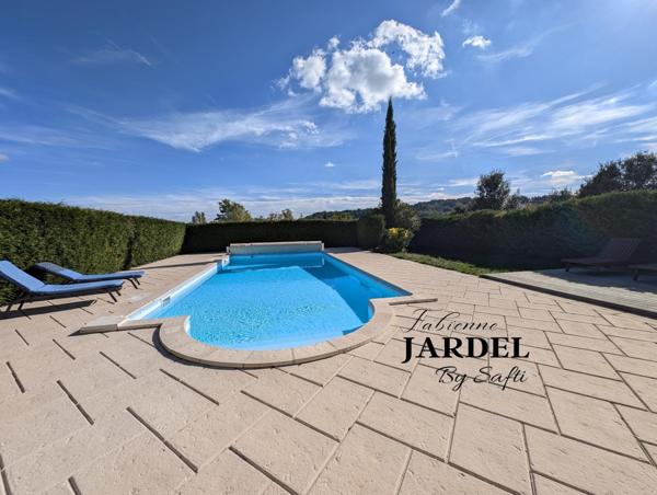 Vue dégagée pour demeure spacieuse avec piscine