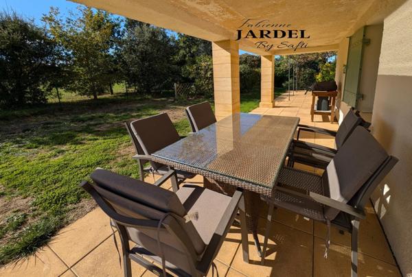 Vue dégagée pour demeure spacieuse avec piscine