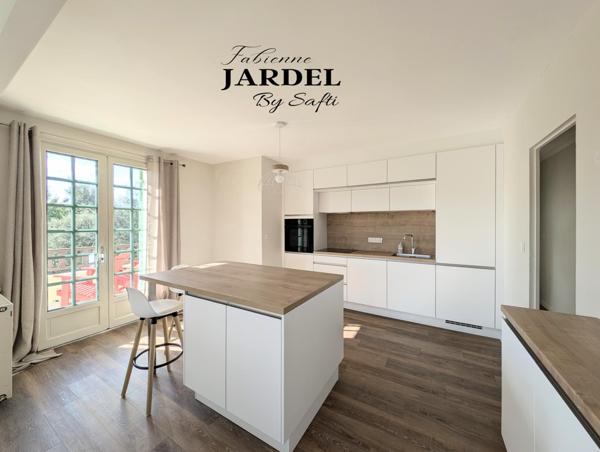 Vue dégagée pour demeure spacieuse avec piscine