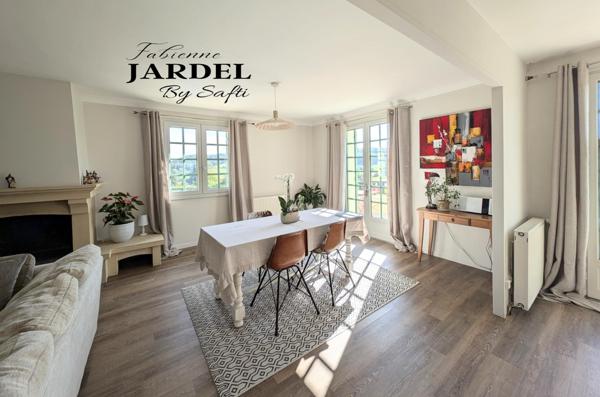 Vue dégagée pour demeure spacieuse avec piscine