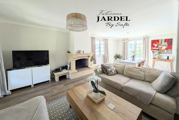 Vue dégagée pour demeure spacieuse avec piscine