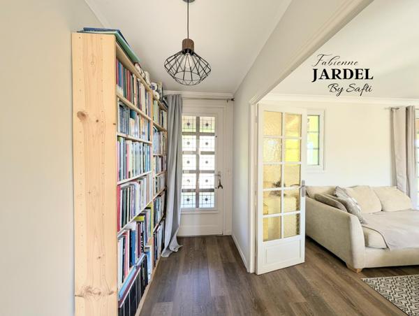 Vue dégagée pour demeure spacieuse avec piscine