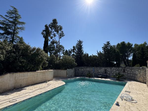 Villeneuve-lès-Avignon (30400) Maison avec piscine et grand terrain