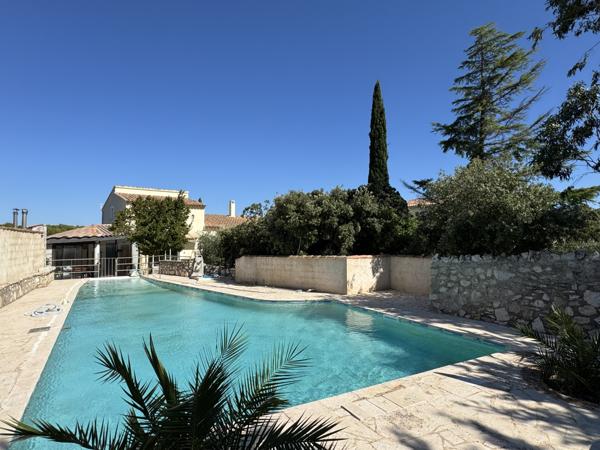 Villeneuve-lès-Avignon (30400) Maison avec piscine et grand terrain