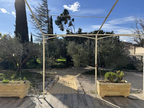 Villeneuve-lès-Avignon (30400) Maison avec piscine et grand terrain