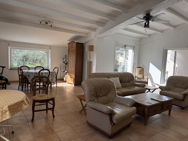 Villeneuve-lès-Avignon (30400) Maison avec piscine et grand terrain