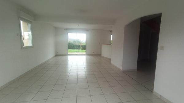 Sur 900 m² de terrain pavillon évolutif, double garage