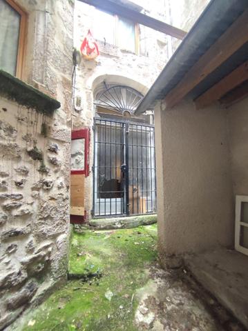 Local commercial / Appartement à rénover Le Puy En Velay 1 pièce(s) 42,6 m2