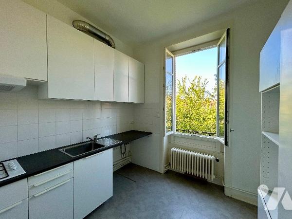 Appartement familial 5 pièces – 4 chambres – Terrasse – Stationnements