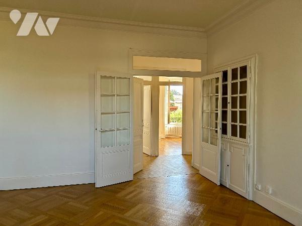 Appartement familial 5 pièces – 4 chambres – Terrasse – Stationnements