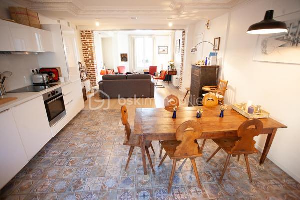 En hyper centre-ville, dans un immeuble de caractère fin XIXème, vous serez séduit par cet appartement charmant « comme une maison », avec grand sous-sol et accès à un jardin partagé au calme.

Entrée par le rez-de-chaussée / jardin qui donne accès à un escalier en bois desservant l'appartement en duplex aux 1er et 2e étages.
Au 1er étage, une superbe pièce de vie traversante de plus de 40m² avec cuisine dinatoire ouverte aménagée et équipée, un bureau (ou chambre d'appoint) et une salle d'eau avec WC.
Au 2ème étage, une suite parentale de 25m² avec mezzanine (pouvant servir de rangement ou de couchage supplémentaire) et salle de bain / WC, ainsi qu'une chambre de 10m².
Grand sous-sol carrelé de 30m² avec WC (hors surface Carrez).
Accès direct au jardin ombragé de la copropriété.

Pourquoi aime-t-on cet appartement ? Il possède un charme indéniable avec sa disposition sur plusieurs niveaux, son vitrail ancien qui illumine l'escalier, son ambiance douce et chaleureuse (lumière, poutres, parquet, moulures) et son accès direct au jardin.

Petite copropriété en syndic autogéré très bien entretenue, chauffage gaz individuel, traversant est-ouest, doubles vitrages côté rue.

La toiture a été entièrement refaite en 2022 et le ravalement en 2025.

Vie de quartier très agréable.
Metro 12 station Mairie d'Aubervilliers, petits commerces, restaurants et écoles (publiques et privées) à moins de 5 minutes à pied.
Parc Stalingrad, cinéma, médiathèque, conservatoire, infrastructures sportives et supermarchés à 10 minutes à pied.