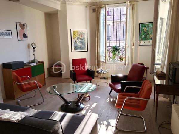 En hyper centre-ville, dans un immeuble de caractère fin XIXème, vous serez séduit par cet appartement charmant « comme une maison », avec grand sous-sol et accès à un jardin partagé au calme.

Entrée par le rez-de-chaussée / jardin qui donne accès à un escalier en bois desservant l'appartement en duplex aux 1er et 2e étages.
Au 1er étage, une superbe pièce de vie traversante de plus de 40m² avec cuisine dinatoire ouverte aménagée et équipée, un bureau (ou chambre d'appoint) et une salle d'eau avec WC.
Au 2ème étage, une suite parentale de 25m² avec mezzanine (pouvant servir de rangement ou de couchage supplémentaire) et salle de bain / WC, ainsi qu'une chambre de 10m².
Grand sous-sol carrelé de 30m² avec WC (hors surface Carrez).
Accès direct au jardin ombragé de la copropriété.

Pourquoi aime-t-on cet appartement ? Il possède un charme indéniable avec sa disposition sur plusieurs niveaux, son vitrail ancien qui illumine l'escalier, son ambiance douce et chaleureuse (lumière, poutres, parquet, moulures) et son accès direct au jardin.

Petite copropriété en syndic autogéré très bien entretenue, chauffage gaz individuel, traversant est-ouest, doubles vitrages côté rue.

La toiture a été entièrement refaite en 2022 et le ravalement en 2025.

Vie de quartier très agréable.
Metro 12 station Mairie d'Aubervilliers, petits commerces, restaurants et écoles (publiques et privées) à moins de 5 minutes à pied.
Parc Stalingrad, cinéma, médiathèque, conservatoire, infrastructures sportives et supermarchés à 10 minutes à pied.