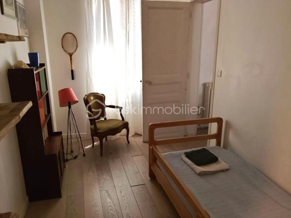 En hyper centre-ville, dans un immeuble de caractère fin XIXème, vous serez séduit par cet appartement charmant « comme une maison », avec grand sous-sol et accès à un jardin partagé au calme.

Entrée par le rez-de-chaussée / jardin qui donne accès à un escalier en bois desservant l'appartement en duplex aux 1er et 2e étages.
Au 1er étage, une superbe pièce de vie traversante de plus de 40m² avec cuisine dinatoire ouverte aménagée et équipée, un bureau (ou chambre d'appoint) et une salle d'eau avec WC.
Au 2ème étage, une suite parentale de 25m² avec mezzanine (pouvant servir de rangement ou de couchage supplémentaire) et salle de bain / WC, ainsi qu'une chambre de 10m².
Grand sous-sol carrelé de 30m² avec WC (hors surface Carrez).
Accès direct au jardin ombragé de la copropriété.

Pourquoi aime-t-on cet appartement ? Il possède un charme indéniable avec sa disposition sur plusieurs niveaux, son vitrail ancien qui illumine l'escalier, son ambiance douce et chaleureuse (lumière, poutres, parquet, moulures) et son accès direct au jardin.

Petite copropriété en syndic autogéré très bien entretenue, chauffage gaz individuel, traversant est-ouest, doubles vitrages côté rue.

La toiture a été entièrement refaite en 2022 et le ravalement en 2025.

Vie de quartier très agréable.
Metro 12 station Mairie d'Aubervilliers, petits commerces, restaurants et écoles (publiques et privées) à moins de 5 minutes à pied.
Parc Stalingrad, cinéma, médiathèque, conservatoire, infrastructures sportives et supermarchés à 10 minutes à pied.