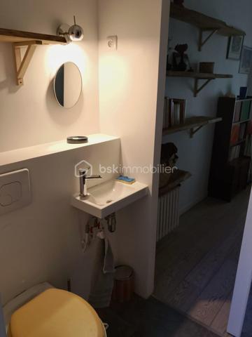 En hyper centre-ville, dans un immeuble de caractère fin XIXème, vous serez séduit par cet appartement charmant « comme une maison », avec grand sous-sol et accès à un jardin partagé au calme.

Entrée par le rez-de-chaussée / jardin qui donne accès à un escalier en bois desservant l'appartement en duplex aux 1er et 2e étages.
Au 1er étage, une superbe pièce de vie traversante de plus de 40m² avec cuisine dinatoire ouverte aménagée et équipée, un bureau (ou chambre d'appoint) et une salle d'eau avec WC.
Au 2ème étage, une suite parentale de 25m² avec mezzanine (pouvant servir de rangement ou de couchage supplémentaire) et salle de bain / WC, ainsi qu'une chambre de 10m².
Grand sous-sol carrelé de 30m² avec WC (hors surface Carrez).
Accès direct au jardin ombragé de la copropriété.

Pourquoi aime-t-on cet appartement ? Il possède un charme indéniable avec sa disposition sur plusieurs niveaux, son vitrail ancien qui illumine l'escalier, son ambiance douce et chaleureuse (lumière, poutres, parquet, moulures) et son accès direct au jardin.

Petite copropriété en syndic autogéré très bien entretenue, chauffage gaz individuel, traversant est-ouest, doubles vitrages côté rue.

La toiture a été entièrement refaite en 2022 et le ravalement en 2025.

Vie de quartier très agréable.
Metro 12 station Mairie d'Aubervilliers, petits commerces, restaurants et écoles (publiques et privées) à moins de 5 minutes à pied.
Parc Stalingrad, cinéma, médiathèque, conservatoire, infrastructures sportives et supermarchés à 10 minutes à pied.