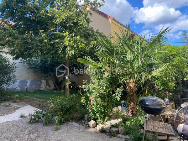 En hyper centre-ville, dans un immeuble de caractère fin XIXème, vous serez séduit par cet appartement charmant « comme une maison », avec grand sous-sol et accès à un jardin partagé au calme.

Entrée par le rez-de-chaussée / jardin qui donne accès à un escalier en bois desservant l'appartement en duplex aux 1er et 2e étages.
Au 1er étage, une superbe pièce de vie traversante de plus de 40m² avec cuisine dinatoire ouverte aménagée et équipée, un bureau (ou chambre d'appoint) et une salle d'eau avec WC.
Au 2ème étage, une suite parentale de 25m² avec mezzanine (pouvant servir de rangement ou de couchage supplémentaire) et salle de bain / WC, ainsi qu'une chambre de 10m².
Grand sous-sol carrelé de 30m² avec WC (hors surface Carrez).
Accès direct au jardin ombragé de la copropriété.

Pourquoi aime-t-on cet appartement ? Il possède un charme indéniable avec sa disposition sur plusieurs niveaux, son vitrail ancien qui illumine l'escalier, son ambiance douce et chaleureuse (lumière, poutres, parquet, moulures) et son accès direct au jardin.

Petite copropriété en syndic autogéré très bien entretenue, chauffage gaz individuel, traversant est-ouest, doubles vitrages côté rue.

La toiture a été entièrement refaite en 2022 et le ravalement en 2025.

Vie de quartier très agréable.
Metro 12 station Mairie d'Aubervilliers, petits commerces, restaurants et écoles (publiques et privées) à moins de 5 minutes à pied.
Parc Stalingrad, cinéma, médiathèque, conservatoire, infrastructures sportives et supermarchés à 10 minutes à pied.