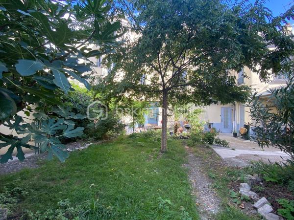 En hyper centre-ville, dans un immeuble de caractère fin XIXème, vous serez séduit par cet appartement charmant « comme une maison », avec grand sous-sol et accès à un jardin partagé au calme.

Entrée par le rez-de-chaussée / jardin qui donne accès à un escalier en bois desservant l'appartement en duplex aux 1er et 2e étages.
Au 1er étage, une superbe pièce de vie traversante de plus de 40m² avec cuisine dinatoire ouverte aménagée et équipée, un bureau (ou chambre d'appoint) et une salle d'eau avec WC.
Au 2ème étage, une suite parentale de 25m² avec mezzanine (pouvant servir de rangement ou de couchage supplémentaire) et salle de bain / WC, ainsi qu'une chambre de 10m².
Grand sous-sol carrelé de 30m² avec WC (hors surface Carrez).
Accès direct au jardin ombragé de la copropriété.

Pourquoi aime-t-on cet appartement ? Il possède un charme indéniable avec sa disposition sur plusieurs niveaux, son vitrail ancien qui illumine l'escalier, son ambiance douce et chaleureuse (lumière, poutres, parquet, moulures) et son accès direct au jardin.

Petite copropriété en syndic autogéré très bien entretenue, chauffage gaz individuel, traversant est-ouest, doubles vitrages côté rue.

La toiture a été entièrement refaite en 2022 et le ravalement en 2025.

Vie de quartier très agréable.
Metro 12 station Mairie d'Aubervilliers, petits commerces, restaurants et écoles (publiques et privées) à moins de 5 minutes à pied.
Parc Stalingrad, cinéma, médiathèque, conservatoire, infrastructures sportives et supermarchés à 10 minutes à pied.