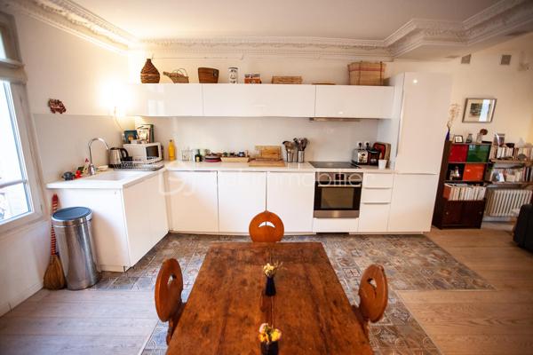 En hyper centre-ville, dans un immeuble de caractère fin XIXème, vous serez séduit par cet appartement charmant « comme une maison », avec grand sous-sol et accès à un jardin partagé au calme.

Entrée par le rez-de-chaussée / jardin qui donne accès à un escalier en bois desservant l'appartement en duplex aux 1er et 2e étages.
Au 1er étage, une superbe pièce de vie traversante de plus de 40m² avec cuisine dinatoire ouverte aménagée et équipée, un bureau (ou chambre d'appoint) et une salle d'eau avec WC.
Au 2ème étage, une suite parentale de 25m² avec mezzanine (pouvant servir de rangement ou de couchage supplémentaire) et salle de bain / WC, ainsi qu'une chambre de 10m².
Grand sous-sol carrelé de 30m² avec WC (hors surface Carrez).
Accès direct au jardin ombragé de la copropriété.

Pourquoi aime-t-on cet appartement ? Il possède un charme indéniable avec sa disposition sur plusieurs niveaux, son vitrail ancien qui illumine l'escalier, son ambiance douce et chaleureuse (lumière, poutres, parquet, moulures) et son accès direct au jardin.

Petite copropriété en syndic autogéré très bien entretenue, chauffage gaz individuel, traversant est-ouest, doubles vitrages côté rue.

La toiture a été entièrement refaite en 2022 et le ravalement en 2025.

Vie de quartier très agréable.
Metro 12 station Mairie d'Aubervilliers, petits commerces, restaurants et écoles (publiques et privées) à moins de 5 minutes à pied.
Parc Stalingrad, cinéma, médiathèque, conservatoire, infrastructures sportives et supermarchés à 10 minutes à pied.