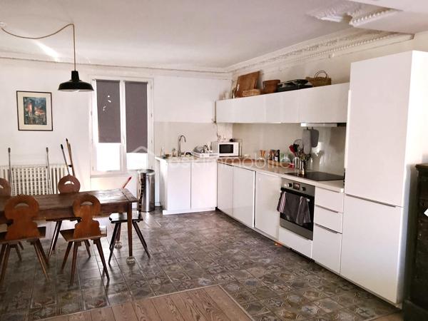 En hyper centre-ville, dans un immeuble de caractère fin XIXème, vous serez séduit par cet appartement charmant « comme une maison », avec grand sous-sol et accès à un jardin partagé au calme.

Entrée par le rez-de-chaussée / jardin qui donne accès à un escalier en bois desservant l'appartement en duplex aux 1er et 2e étages.
Au 1er étage, une superbe pièce de vie traversante de plus de 40m² avec cuisine dinatoire ouverte aménagée et équipée, un bureau (ou chambre d'appoint) et une salle d'eau avec WC.
Au 2ème étage, une suite parentale de 25m² avec mezzanine (pouvant servir de rangement ou de couchage supplémentaire) et salle de bain / WC, ainsi qu'une chambre de 10m².
Grand sous-sol carrelé de 30m² avec WC (hors surface Carrez).
Accès direct au jardin ombragé de la copropriété.

Pourquoi aime-t-on cet appartement ? Il possède un charme indéniable avec sa disposition sur plusieurs niveaux, son vitrail ancien qui illumine l'escalier, son ambiance douce et chaleureuse (lumière, poutres, parquet, moulures) et son accès direct au jardin.

Petite copropriété en syndic autogéré très bien entretenue, chauffage gaz individuel, traversant est-ouest, doubles vitrages côté rue.

La toiture a été entièrement refaite en 2022 et le ravalement en 2025.

Vie de quartier très agréable.
Metro 12 station Mairie d'Aubervilliers, petits commerces, restaurants et écoles (publiques et privées) à moins de 5 minutes à pied.
Parc Stalingrad, cinéma, médiathèque, conservatoire, infrastructures sportives et supermarchés à 10 minutes à pied.